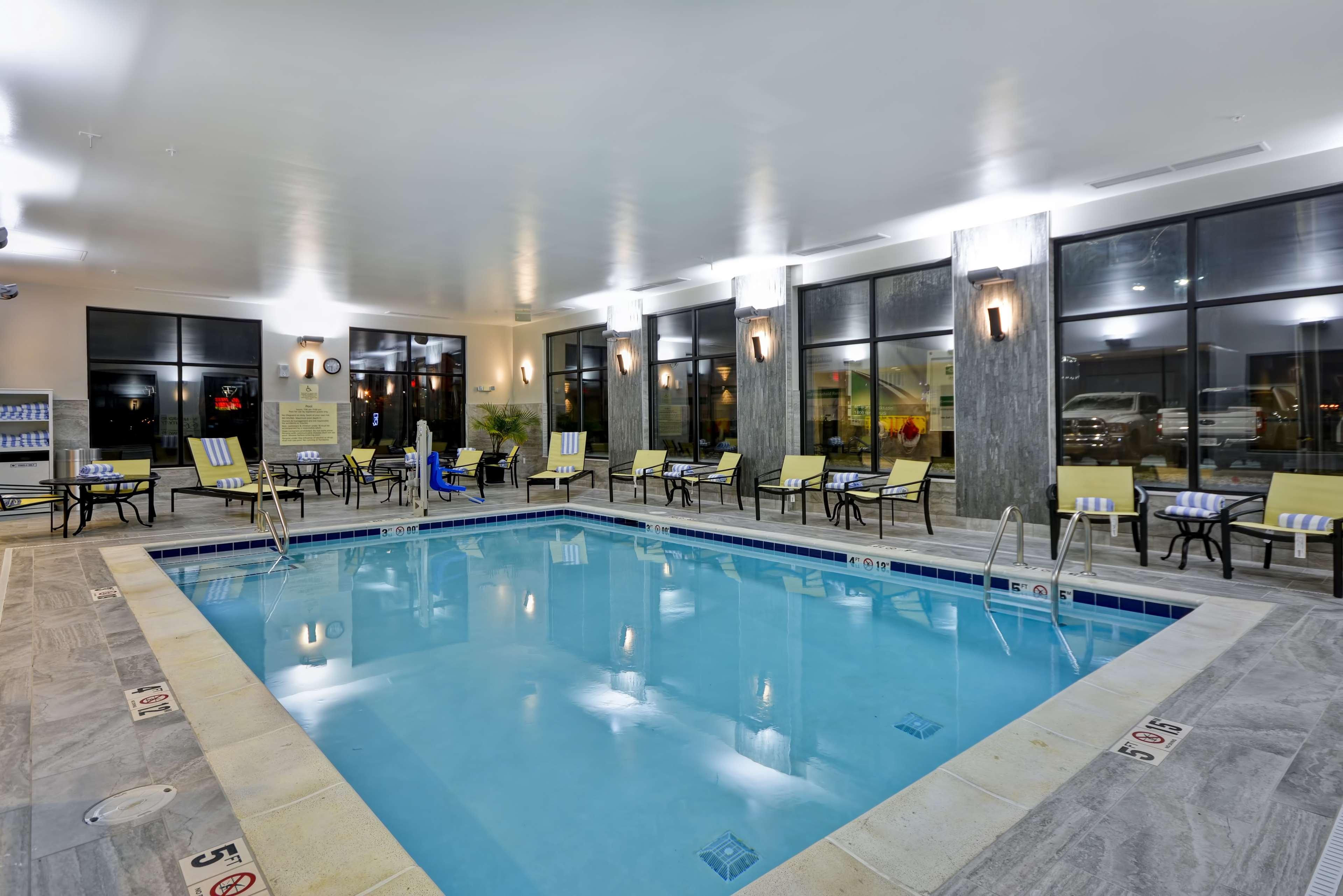 Hampton Inn & Suites Detroit/Warren Exterior photo
