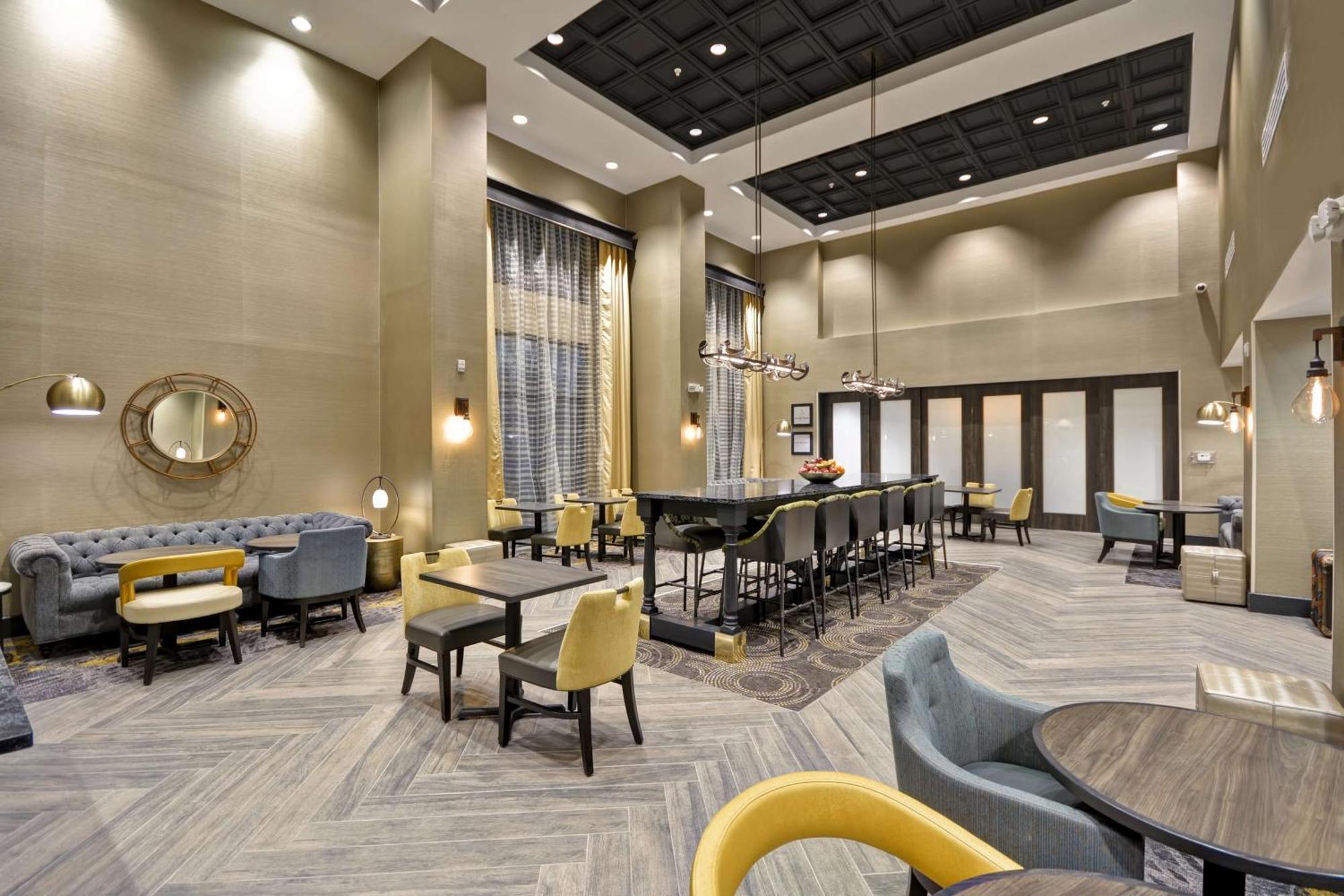 Hampton Inn & Suites Detroit/Warren Exterior photo
